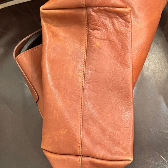 Madewell The Essential Bucket Tote warm cinnamon color - Picture 11 of 14